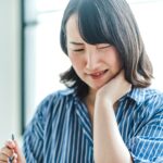 顎関節症になり痛がる女性