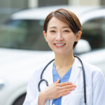 訪問診療をする歯科医
