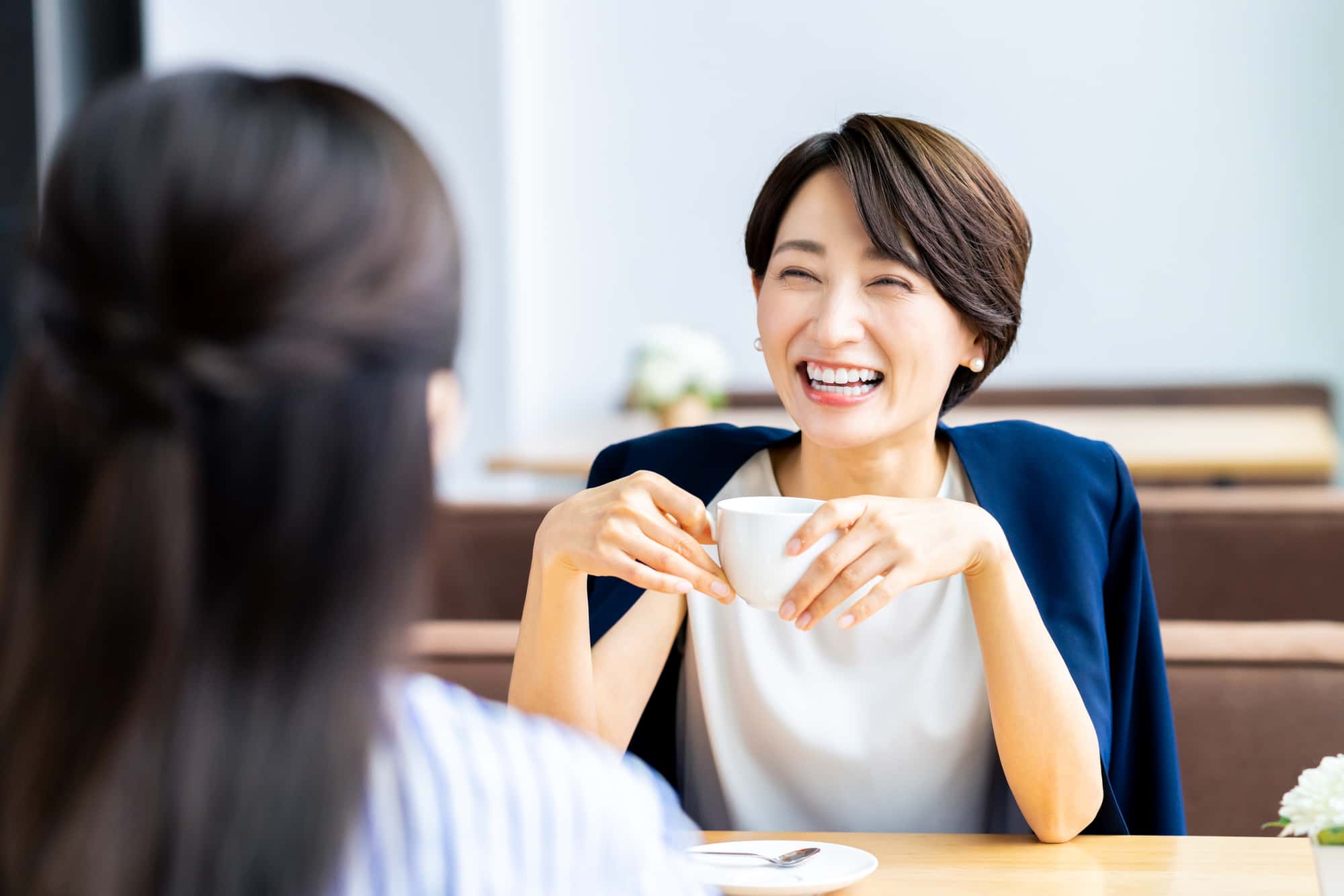 審美歯科の治療をして綺麗な歯で笑う女性
