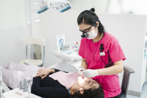 松友歯科クリニックでの施術の様子