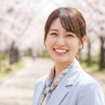 白い歯が美しい女性と桜並木