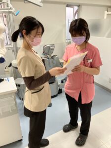 歯科医院でスタッフが書類を確認する様子
