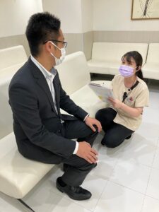 歯科医院スタッフが持病や服用中の薬について患者へ聞く様子