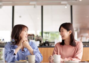 カフェで話す女性