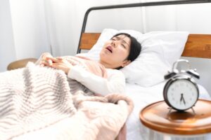口を開けて寝る女性