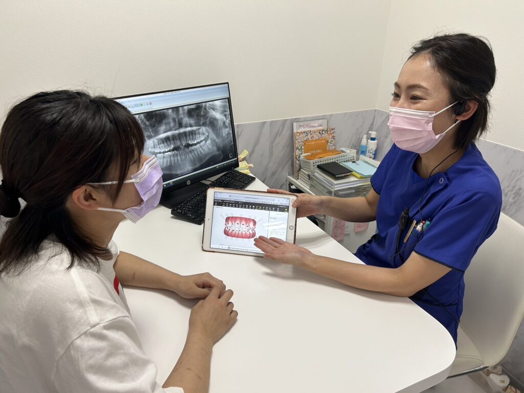 矯正による歯の移動シミュレーションを説明中の様子