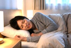 睡眠中歯ぎしりする女性2